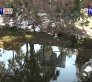 ¡Horrible! Tiran basura en arroyo del Bañado Sur - Paraguay.com