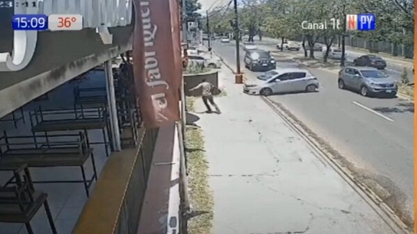 ¡Increíble! Joven se salva de ser arrollado por un vehículo | Noticias Paraguay