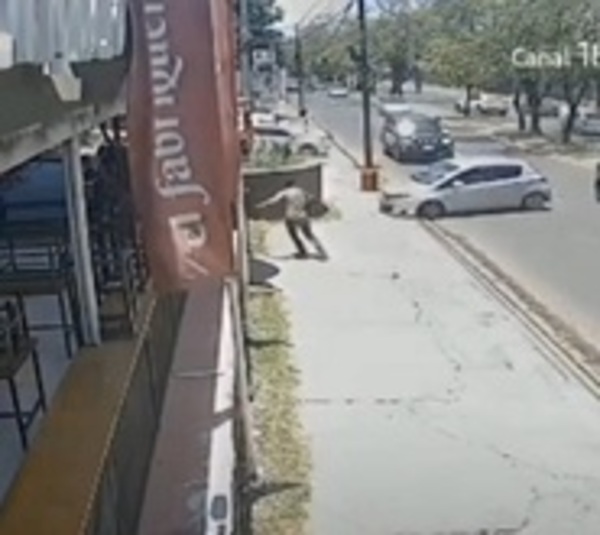 ¡Increíble! Joven se salva de ser arrollado por un vehículo - Paraguay.com