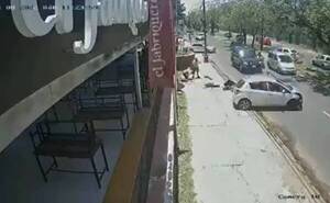 Crónica / [VIDEO] “Saltó” de la muerte tras un aparatoso accidente de tránsito