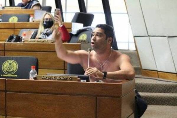 Crónica / Colega pide un “estate quieto” para el “diputado striper” tras feroz guyryry