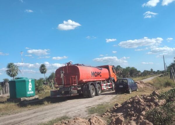 Distribuyen 60.000 litros de agua a comunidades de Presidente Hayes
