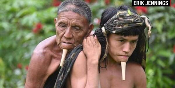 Crónica / Llevó ka'irõ a su papá por 12 horas a través del bosque para poder vacunarlo