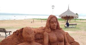 La Nación / Por segunda vez inadaptados destruyen esculturas de arena en San Bernardino