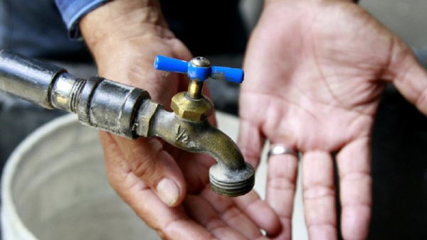 En Villa Elisa denuncian que no tienen agua y lo poco que sale viene sucia