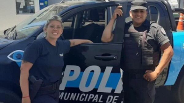 El dramático momento en que policías salvan la vida a una niña en Argentina