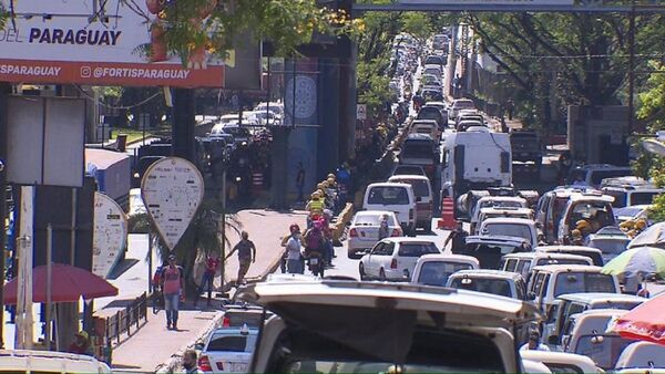 Largas filas de espera de vehículos para cruzar al Brasil