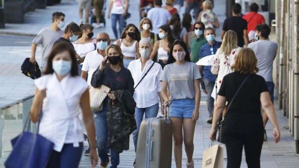 Argentina registra nuevo récord de contagios, pero flexibiliza normas de aislamiento