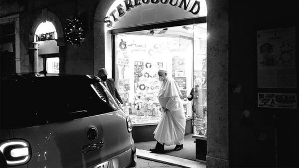 El papa Francisco salió de sorpresa del Vaticano para ir a una tienda de discos