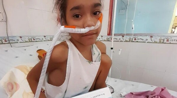 Bianca recibe el medicamento para su tratamiento contra la fibrosis quística