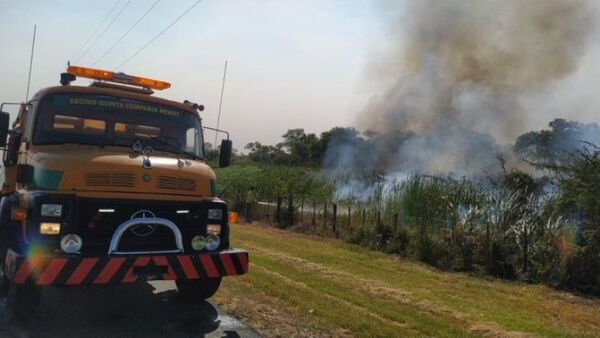 Bomberos trabajan en contención de incendio de gran magnitud en Villeta