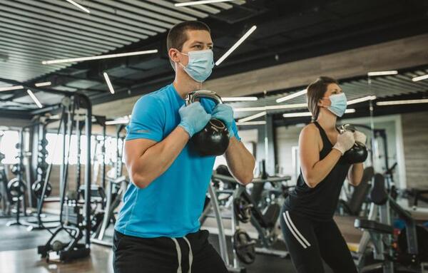 “Se preocupan por contagios en un gym, pero alrededor de la piscina no usan tapabocas”