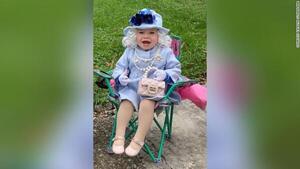 Una niña se disfraza de la reina Isabel II y recibe una carta de la realeza