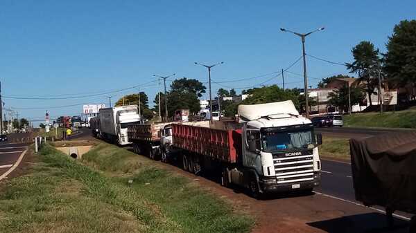 Huelga en la Aduana brasileña genera caos en el puente - La Clave