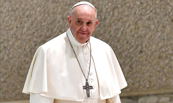 El Papa Francisco hace una visita sorpresa a una tienda de discos en Roma