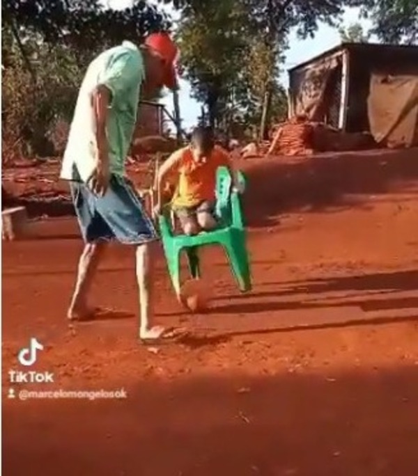 Marcelito y su abuelo causan furor al jugar fútbol desde una silla