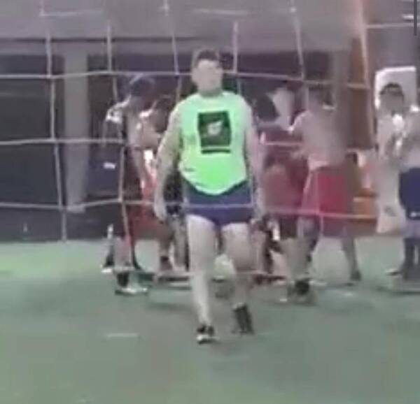 Crónica / Tuvo un paro en la cancha. Sus amigos intentaron reanimarlo