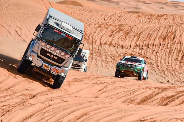Andrea Lafarja escala posiciones en el Dakar - Automovilismo - ABC Color
