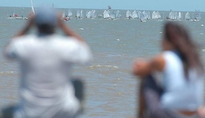 Diario HOY | Juicio en Grecia a un entrenador de vela acusado de violar a una menor