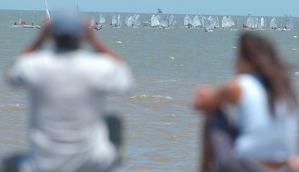 Diario HOY | Juicio en Grecia a un entrenador de vela acusado de violar a una menor