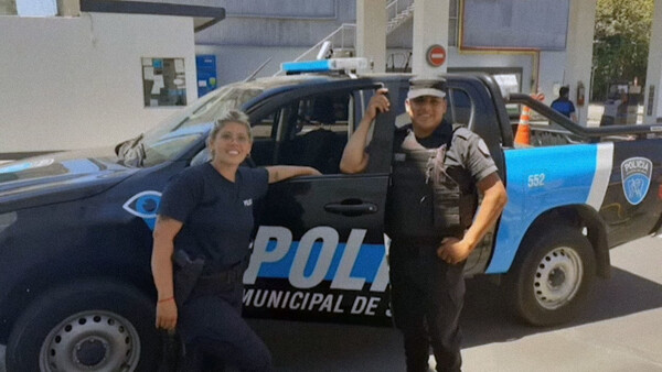 Dos policías argentinos salvan con maniobra de RCP a niña que se estaba ahogando en plena calle (Video)