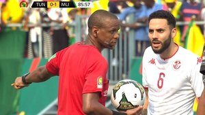 Árbitro con antecedente de corrupción envuelto en polémica en la Copa África