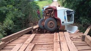 Crónica / Puente "tujá" de madera se tragó a un feroz camión
