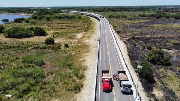Diario HOY | Realizan prueba de carga estática del puente más largo de Ñeembucú