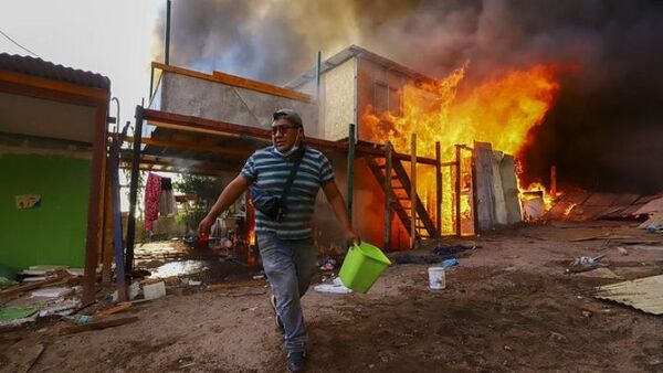 "Perdimos todo", lamenta una de las 400 afectadas por el incendio en un barrio de chabolas de Chile