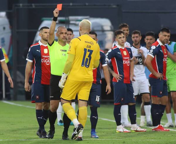 Crónica / "Incitó" a olimpistas y se comió tres chutes de sanción