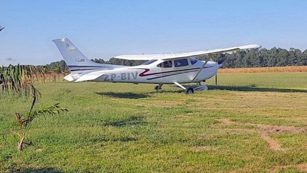 Delincuentes simulan ser policías y roban una avioneta y una camioneta