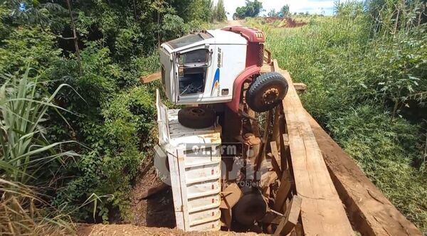 Camión de gran porte cayó en un arroyo en Potrero Sur