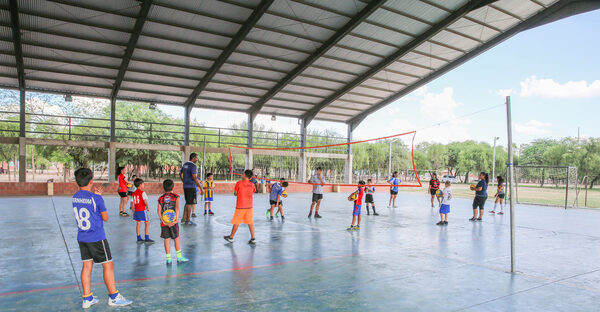 Enseñan actividades deportivas a los niños de Filadelfia durante vacaciones