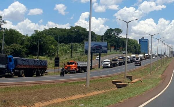Huelga de la Receita provoca extrema lentitud para cruzar al Brasil - ABC en el Este - ABC Color