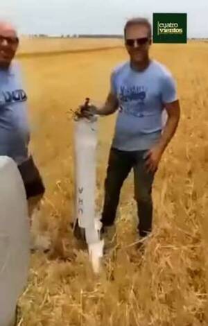 Crónica / [VIDEO] Tuvieron que parar de cosechar porque se encontraron ¡un cohete!
