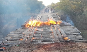 Queman un puente de madera en Puerto Pinasco - Megacadena — Últimas Noticias de Paraguay