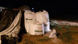 Policía Nacional recupera millonaria carga de fertilizantes en Caaguazú