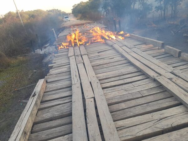 Queman un puente de madera en la zona de Puerto Pinasco