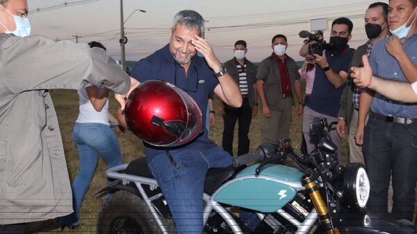 Aparatosa llegada de Marito en moto durante acto de la ANDE en San Ber