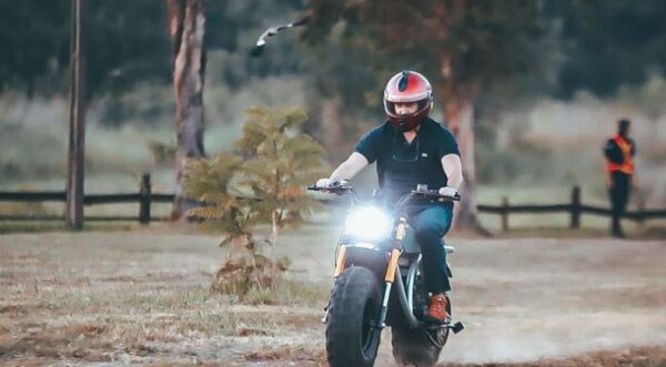 Marito llega en moto eléctrica a acto de la ANDE en San Bernardino