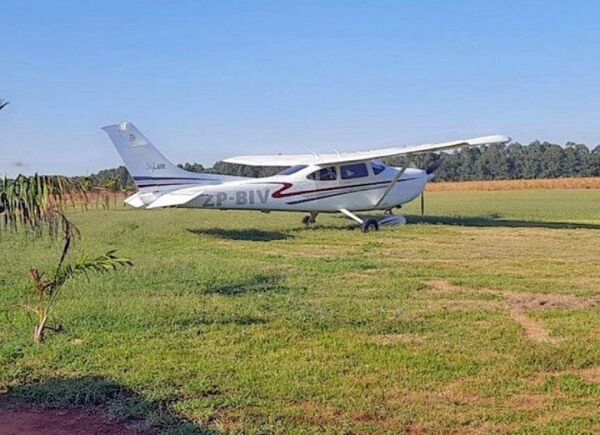 Delincuentes simulan ser policías y roban una avioneta y una camioneta