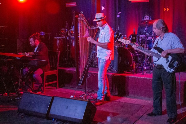 Un "encuentro de almas” al ritmo del electrofolk y el arpa - El Independiente