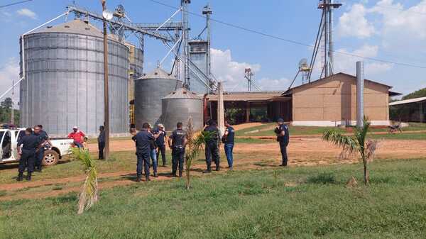 Grupo armado toma por asalto un silo y roba una avioneta y una camioneta en San Cristóbal - La Clave