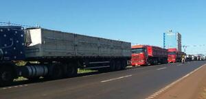 Fila interminable de camiones sobre Ruta PY02 por huelga en la Receita Federal - La Clave