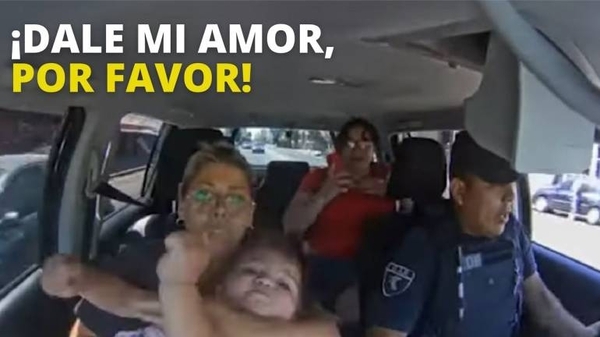 Diario HOY | VIDEO - Sorprendente actuación de policías que salvaron a bebé que no respiraba