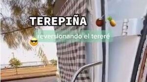 Se refrescan tomando "terepiña" en playa