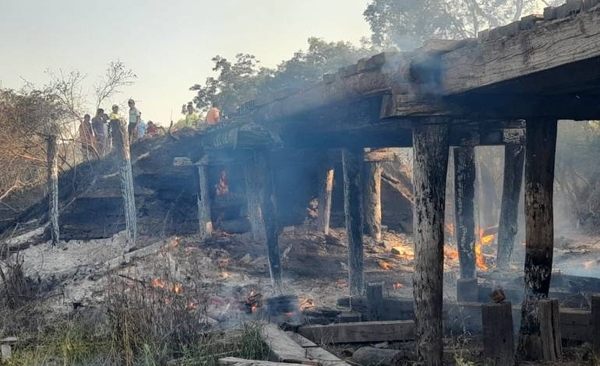 Diario HOY | Lamentan quema de puente de madera en Puerto Pinasco