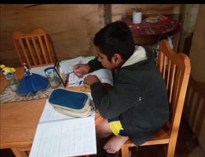 Programa de padrinazgo da oportunidades de educación a niños en situación vulnerable