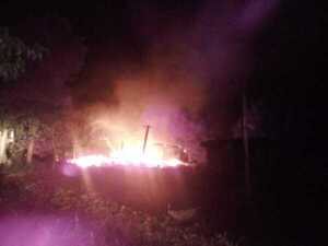 Depósito de un aserradero arde en llamas en Yguazú - La Clave