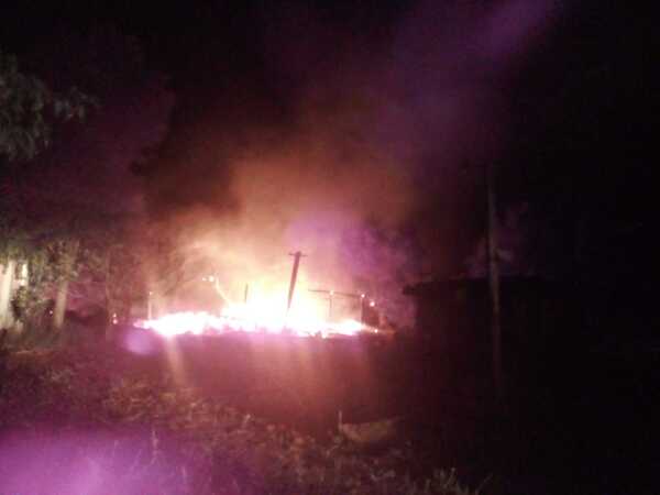 Depósito de un aserradero arde en llamas en Yguazú - La Clave